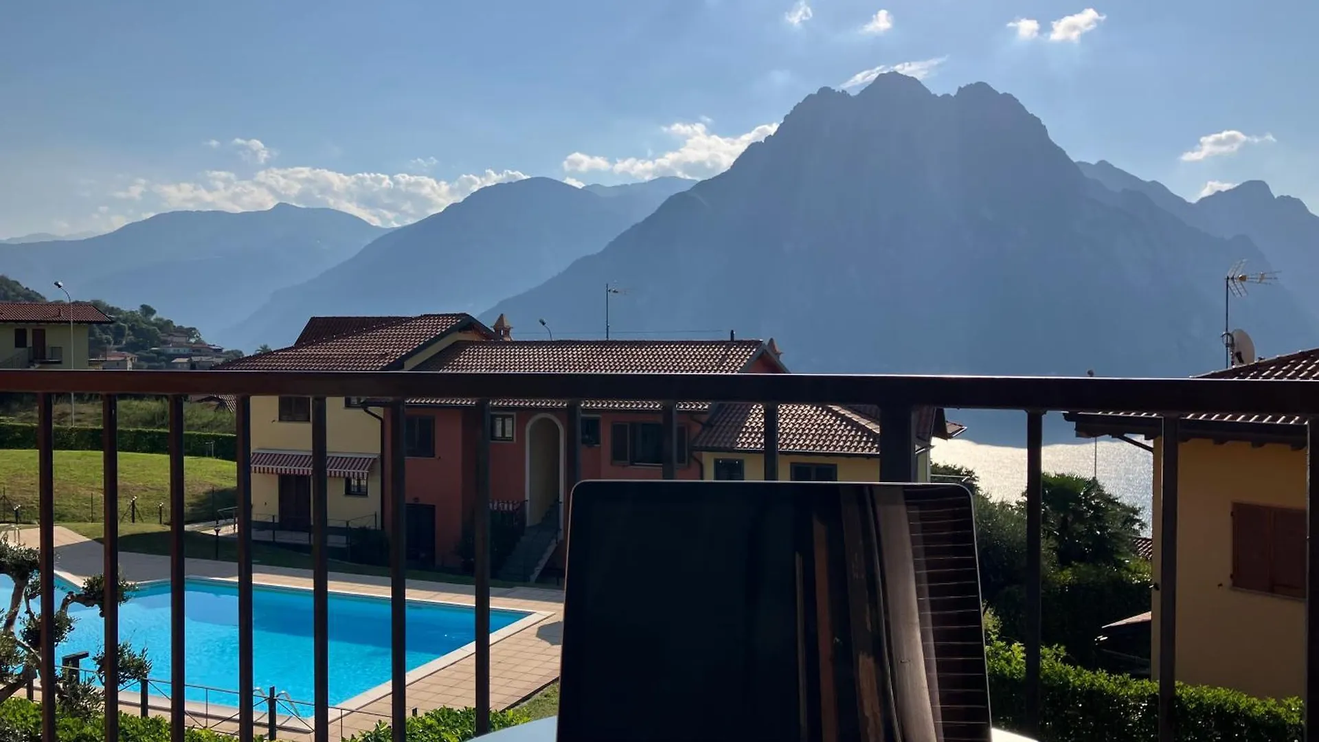 Happy Guest Apartments - Lake View And Pool Riva di Solto