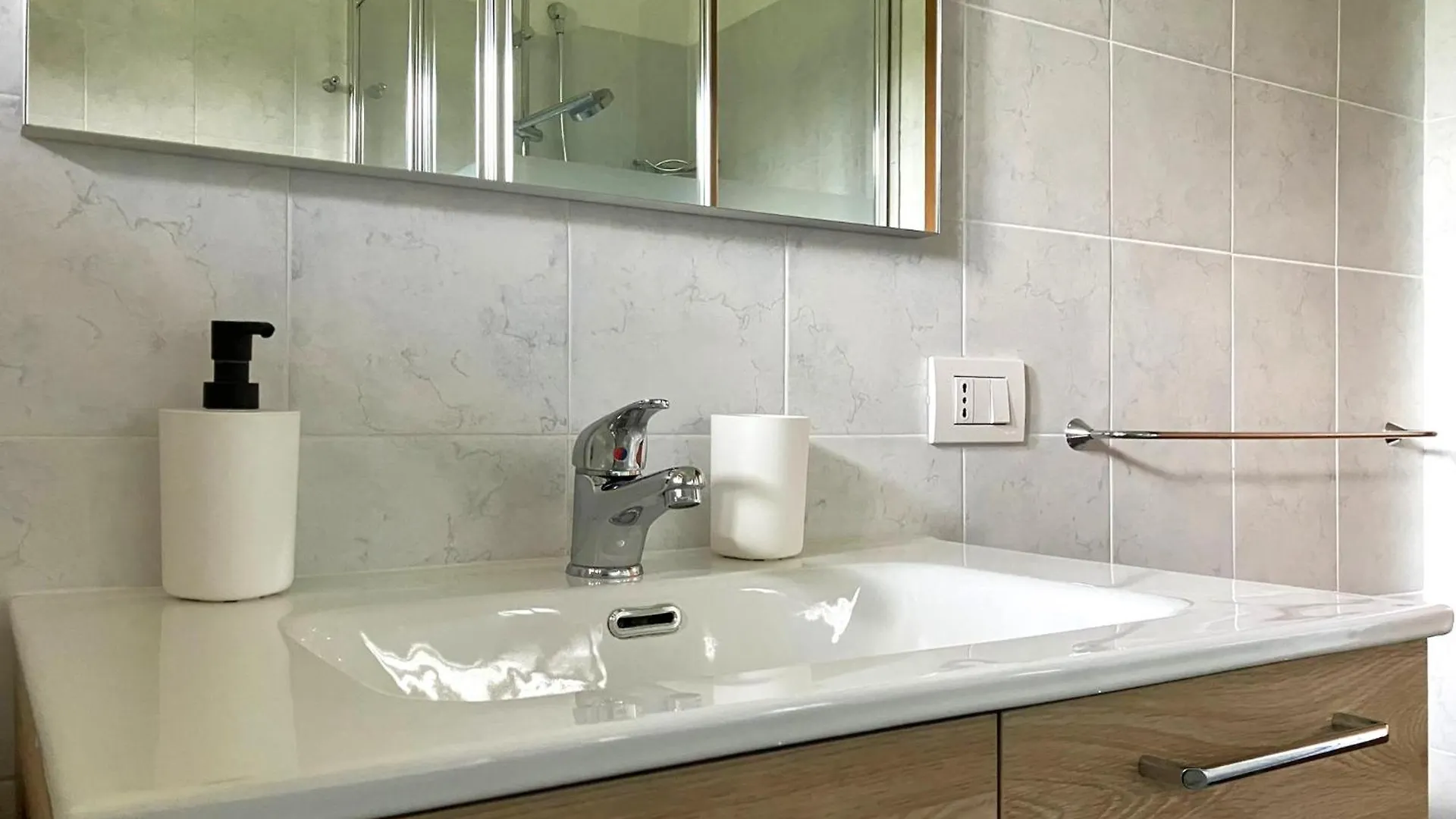 Happy Guest Apartments - Lake View And Pool Riva di Solto